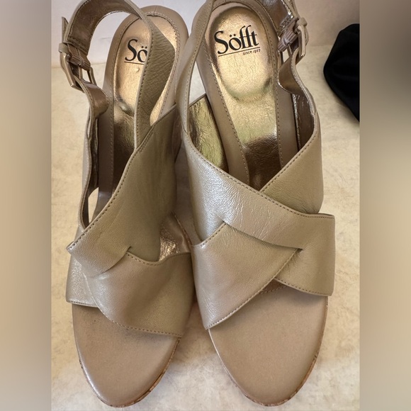 NWOT Beautiful Elegant Glam Summer Fun Women’s Size 11 Gold Wedges by SOFFT - Picture 1 of 15